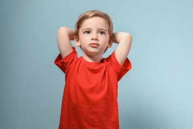 Şirin küçük çocuk.