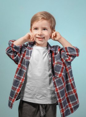 Şirin küçük çocuk.