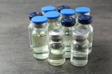 Tablo üzerinde tıbbi ampul