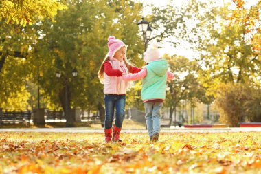 Grup eğleniyor çocuk parkta yürüyüş