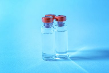 Tablo üzerinde tıbbi ampul