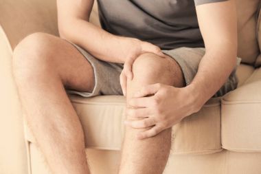 bacak ağrısı muzdarip adam