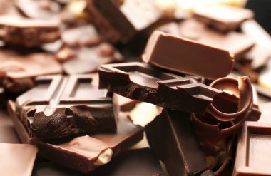 Bir yığın kırık çikolata parçası.