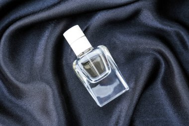 Kumaş üzerine parfüm şişesi