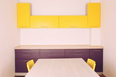 Modern mutfağın içi.