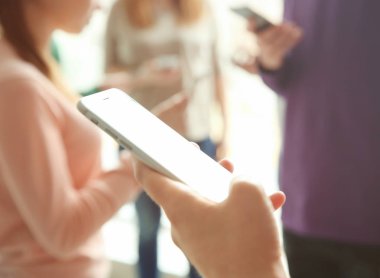Erkek el ile smartphone, portre