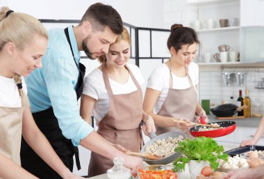 Erkek Şef ve bir grup insan yemek kursları