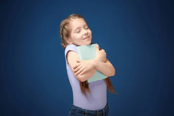 Chica divertida con libro —  Fotos de Stock