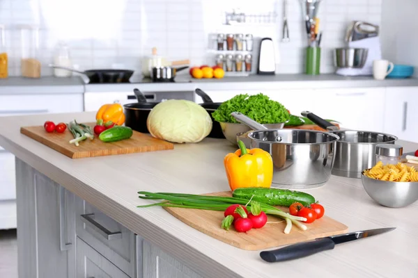 Verduras frescas y utensilios para clases de cocina en mesa de madera —  Fotos de Stock