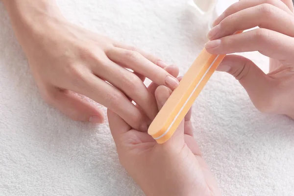 Vrouw manicure maken in salon — Stockfoto