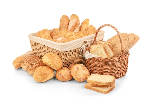 Rieten manden en verschillende brood — Stockfoto