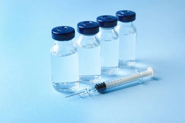 Vacuna en viales con jeringa — Foto de Stock