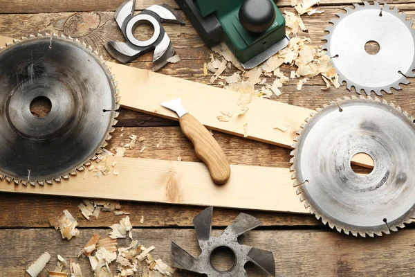 Set di utensili da falegname su fondo in legno — Foto Stock