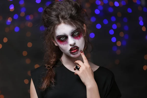 Ung kvinna med Halloween smink på fest — Stockfoto