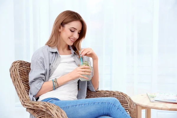 Mujer joven con limonada — Foto de Stock