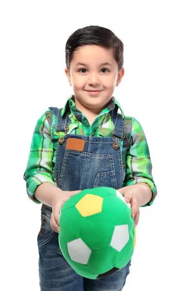 Милий маленький хлопчик з м'ячем на білому тлі — стокове фото