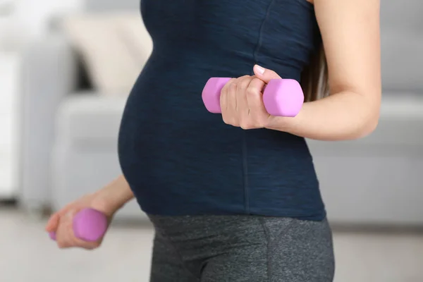 Femme enceinte faisant de l'exercice avec des poids — Photo