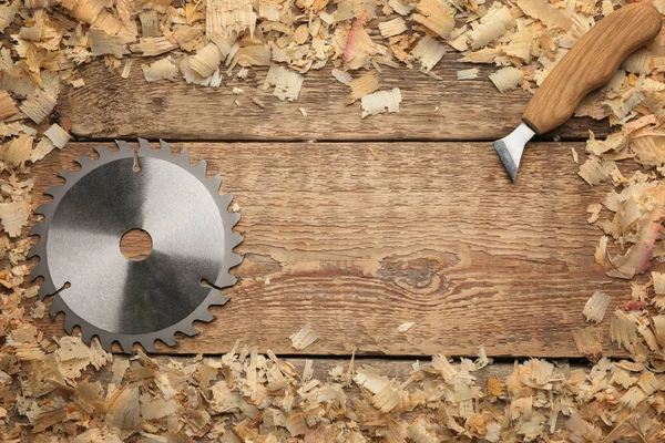 Ferramentas de carpinteiro e moldura feita de pó de serra sobre fundo de madeira — Fotografia de Stock