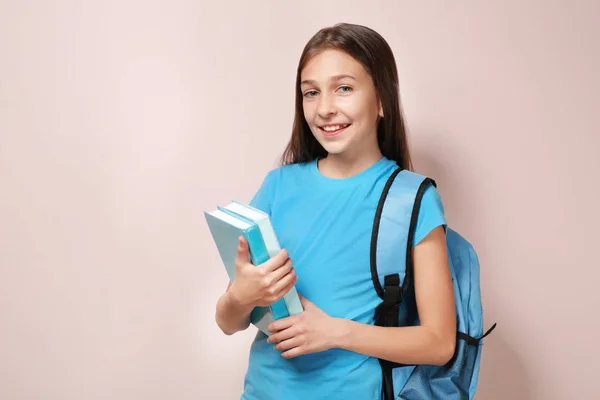 Meisje met boeken en Schooltasje — Stockfoto