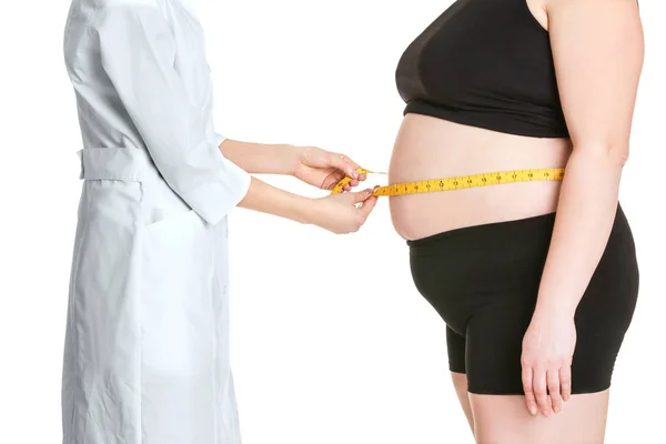 Доктор измеряет толстую взрослую женщину — стоковое фото