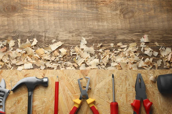 Ács eszközöket és a fából készült asztal fűrészpor — Stock Fotó