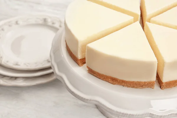 Dessert stå med skivad cheesecake — Stockfoto