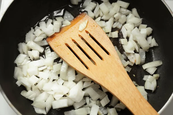 Menggoreng panci dengan bawang cincang, menutup — Stok Foto