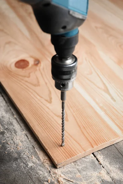 Gat boren in houten plank — Stockfoto