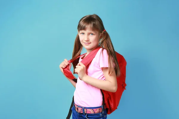 Bella bambina con lo schoolbag — Foto Stock