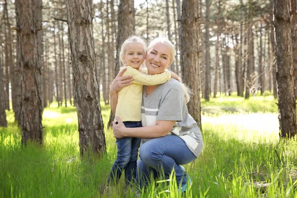 Счастливая бабушка с девушкой — стоковое фото