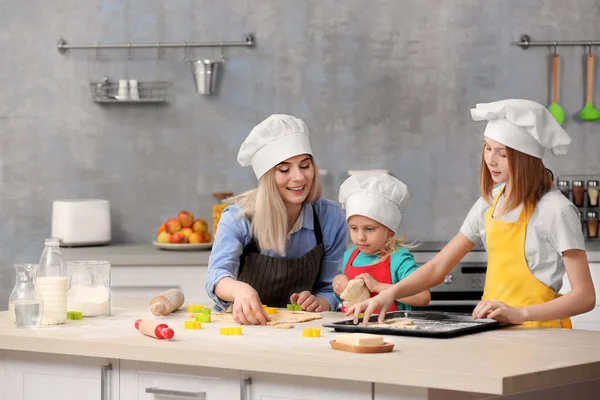 Mulher e filhas cozinhar — Fotografia de Stock