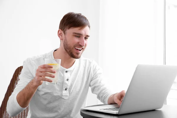 Young man working with laptop — Stock Photo, Image
