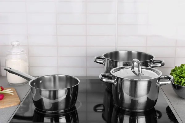 Utensils for cooking classes on electric stove in kitchen — Stock Photo, Image