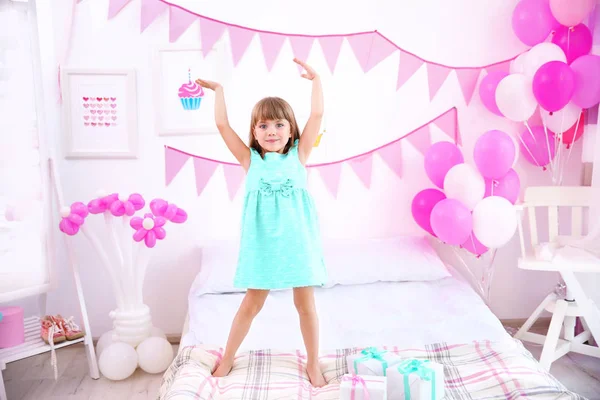 Dívka v místnosti zařízené pro narozeninovou oslavu — Stock fotografie