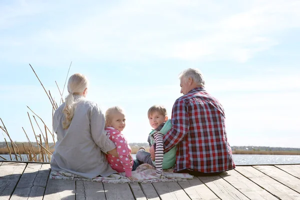 Glückliche Großeltern und Kinder — Stockfoto