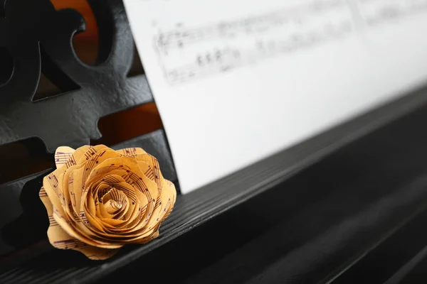 Rosa hecha de notas musicales — Foto de Stock