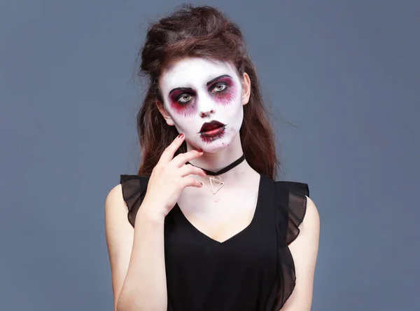 Mujer joven con maquillaje de Halloween en el fondo de color — Foto de Stock