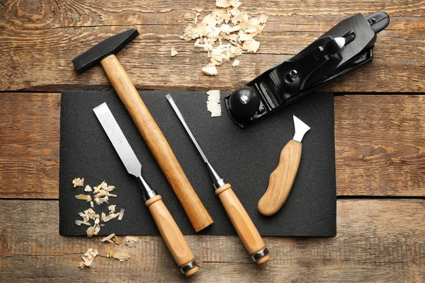 Ahşap arka planda marangoz aletleri