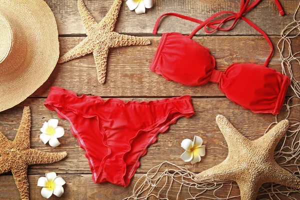 Bikini rosso e stelle marine — Foto Stock