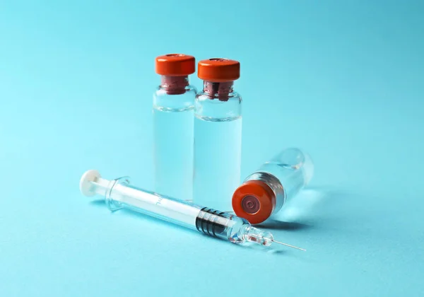 Vacina em frascos para injetáveis com seringa — Fotografia de Stock