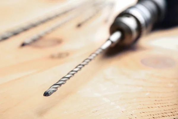 Voer een drilldownbewerking op houten tafel in timmerman werkplaats, close-up — Stockfoto
