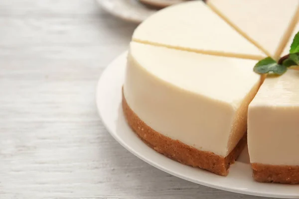 Delicioso pastel de queso en rodajas — Foto de Stock