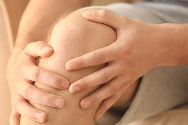Uomo che soffre di dolore alla gamba — Foto Stock
