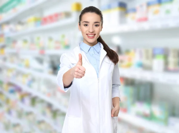 Jovem farmacêutico feminino — Fotografia de Stock