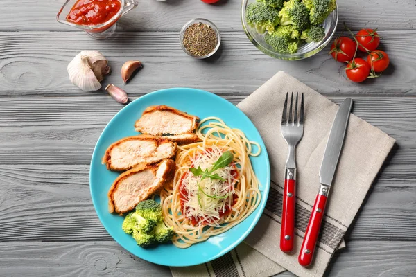 Pasta with chicken parmesan slices — Stock Photo, Image