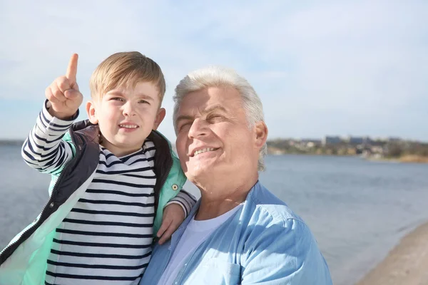 Дедушка с маленьким мальчиком — стоковое фото