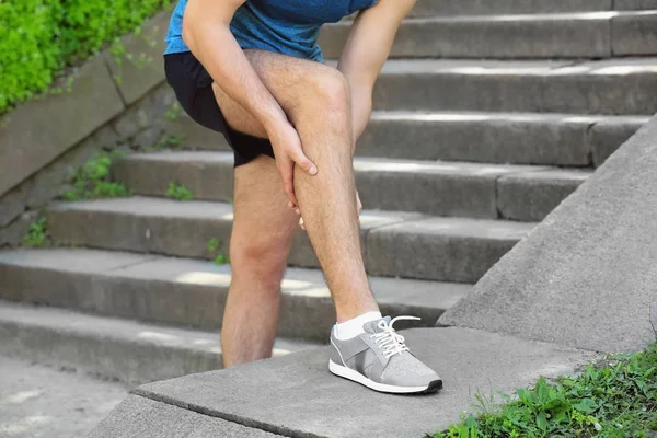 Hombre que sufre de dolor en la pierna — Foto de Stock