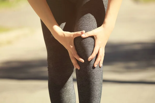 Kobieta cierpiąca na ból nóg — Zdjęcie stockowe