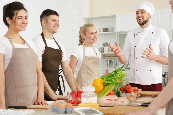 男性シェフと料理教室の人々 のグループ — ストック写真