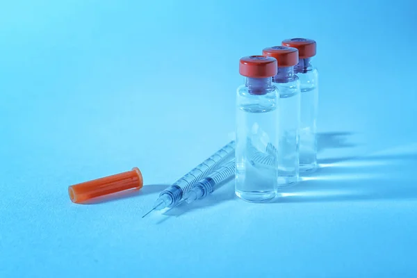 Вакцина в флаконах з шприцом — стокове фото